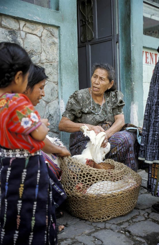 vendeuse de poulet près du lac Atitlan au Guatemala 