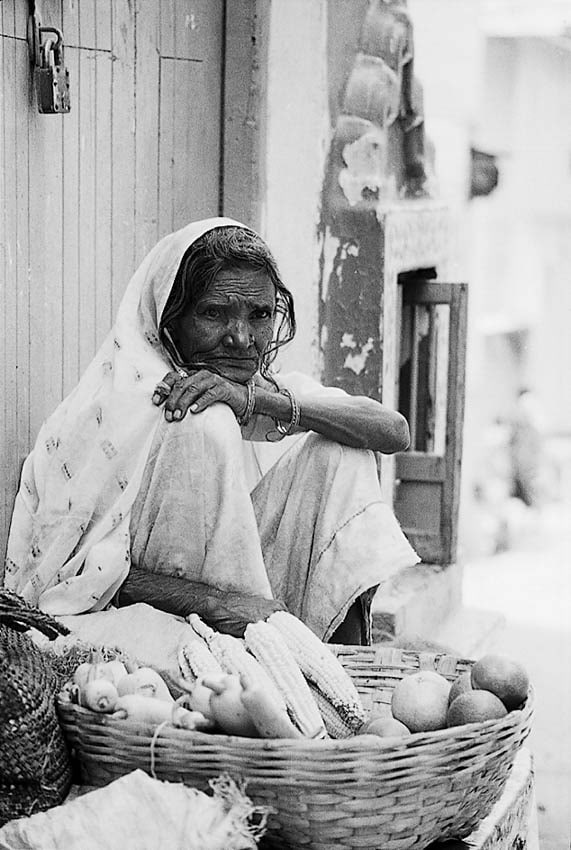 femme indienne vendant des légumes