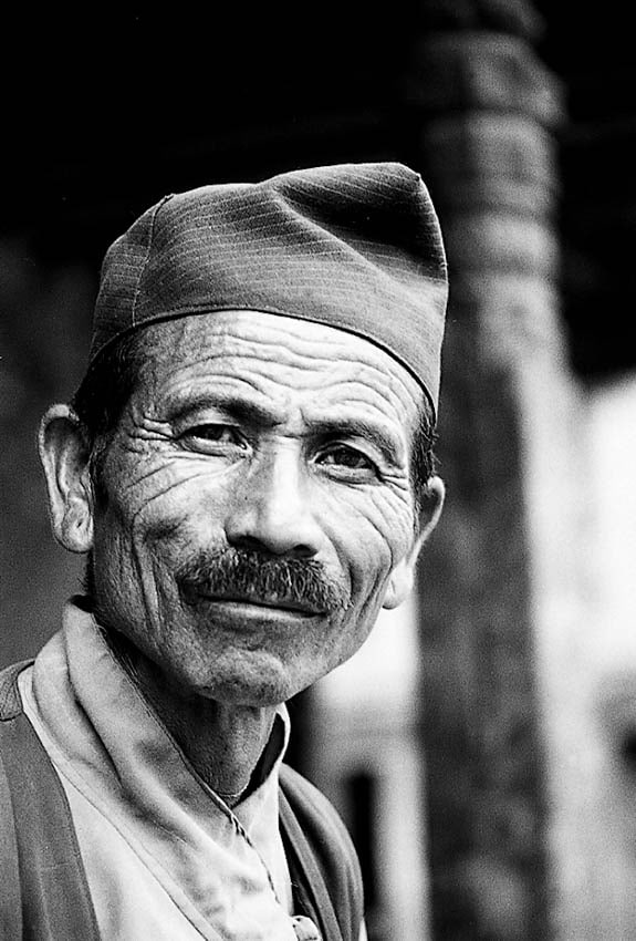 portrait d'un vieil homme népalais