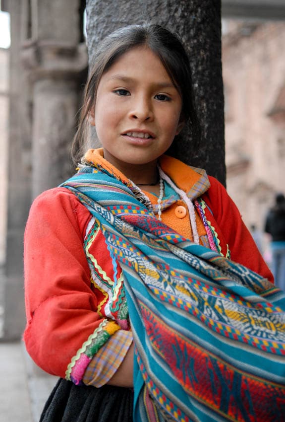Jeune fille péruvienne en tenue colorée